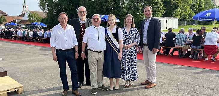 Schrobenhausens Bürgermeister Harald Reisner, MdB Erich Irlstorfer, Wirt und Initiator der Spargeltafel Josef Plöckl, Spagelkönigin Natalie I., Bezorksrätin Martina Keßler, MdL Matthias Enghuber vor der Rekord-Spargeltafel in Schrobenhausen (©Foto:Martin Schmitz)(